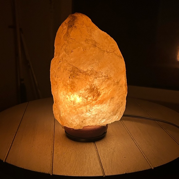 Natural Himalayan Salt Lamp - Picture 1 of 2